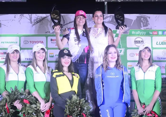 En gran fiesta de coronación a los campeones, Andrea Lafarja y Cintia Flores de Klassen recibieron el premio a las dos mujeres que terminaron el Transchaco Rally.