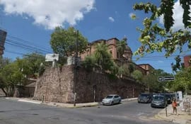 Maleantes que deambulan por el casco histórico de la capital del país atacan periódicamente las instalaciones de la iglesia La Encarnación.