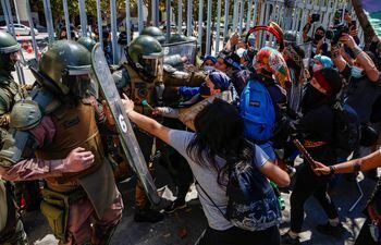 Indígenas mapuche chilenos y sus partidarios chocan con la policía antidisturbios durante una protesta contra el gobierno de Chile frente al edificio del Congreso en Valparaíso, Chile, el 4 de noviembre de 2021.