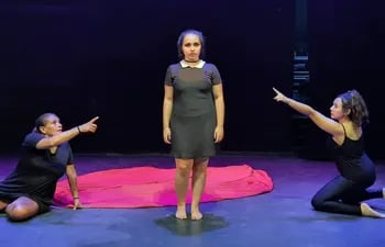 Marcela Gilabert, Milena Di Génova y Eli Marín en una escena de la obra "Tantas veces me borraron".