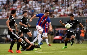 Rodrigo Rojas, jugador de Cerro Porteño, ejecuta un disparo en el superclásico frente a Olimpia por el torneo Apertura 2017 del fútbol paraguayo.