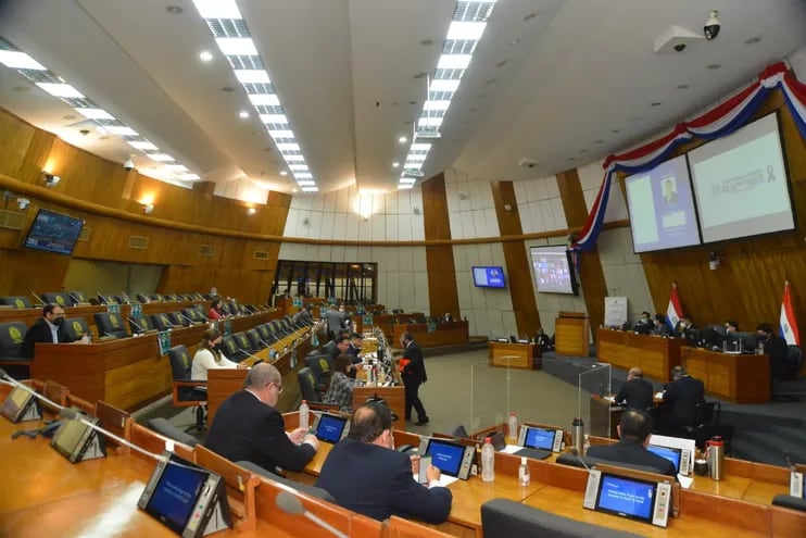 La sesión extraordinaria de la Cámara de Diputados culminó a las 16:00, tras la aprobación con modificaciones del proyecto de ley de consolidación económica y de contención social. El proyecto vuelve a consideración del Senado.