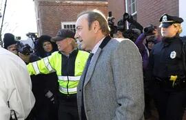 Kevin Spacey compareció en enero de este año ante la Corte de Nantucket, en Massachusetts. Ahora, tras el retiro de la denuncia, fue liberado de los cargos de agresión sexual, por las autoridades.