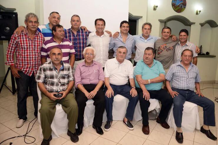El Dr. José Mayans (sentado, el segundo de derecha a izquierda) con el resto de los integrantes campeones del Mundo en 1988.