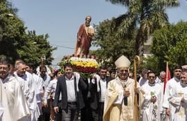 El cardenal Adalberto Martínez encabeza la procesión de la imagen de San Pablo, patrono de Caazapá.