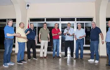 Gerardo García y Gustavo Pedrozo, dueños de Mr. Right, recibieron el trofeo en el especial “Clausura”.