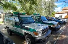 Las dos flamantes ambulancias 0 km, donadas por el Gobierno de Japón, reposan en el estacionamiento de la Duodécima Región Sanitaria.