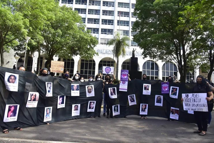Mujeres de la Articulación Feminista se manifestaron ayer frente al Palacio de Justicia, exigiendo justicia para las víctimas de feminicidio y para realizar el lanzamiento de la ya tradicional marcha denominada “25NPy”.