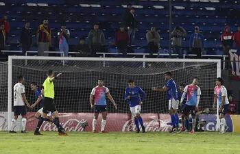 Diego "Mudo" Valdez festeja su gol, con el que Sol de América derrotó a Cerro Porteño en Sajonia.
