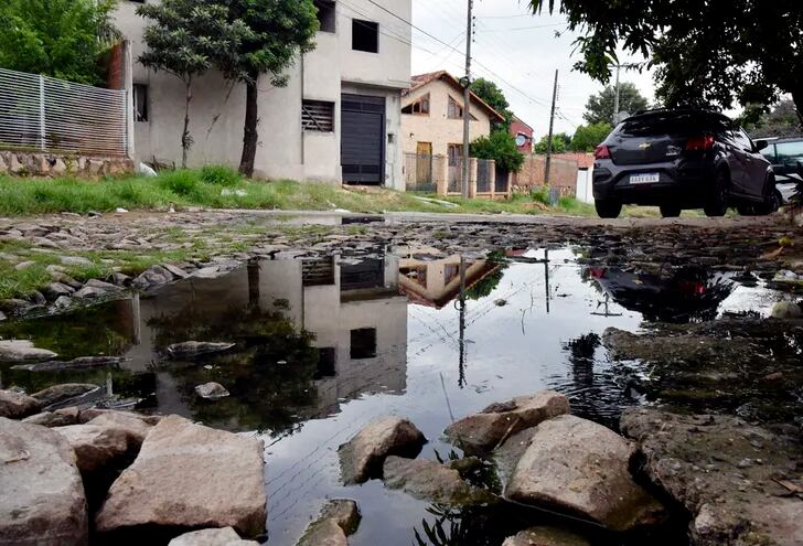 Los 100.000 pobladores de Roque Alonso conviven día a día con las aguas negras. Con una inversión de US$ 160 millones tendrá 980 km de alcantarillado.