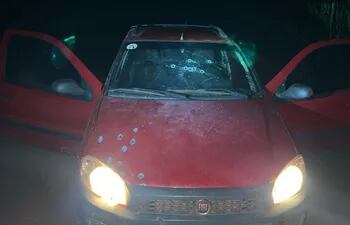Así quedó el vehículo del indigena Lidio Benítez, atacado anoche por hombre armados en un asentamiento de Corpus Christi