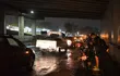 Ciudadanos transitando por la Autopista Silvio Pettirossi durante la tormenta de hoy, jueves.