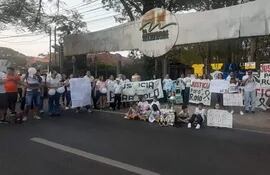 Manifestantes protestan frente al complejo deportivo Los Arrayanes, el pasado 14 de octubre.