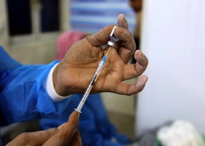 El director de la OMS,  Tedros Adhanom Ghebreyesus, insistió que las vacunas “salvan vidas, pero no evitan por completo la transmisión”, especialmente desde que predomina en el mundo la variante delta, más contagiosa que las anteriores.