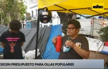 Miembros de Red de Ollas Populares siguen con la carpa de la resistencia en una plaza céntrica de Asunción. (captura de pantalla de ABC TV)