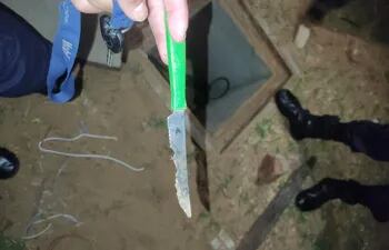 Cuchillo aparentemente utilizado para cortar los cables subterráneos de la iluminación de la Costanera.