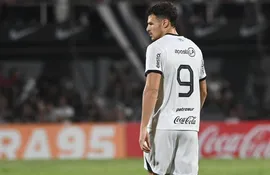 Facundo Bruera, delantero de Olimpia, en el partido contra Guaireña por la quinta fecha del torneo Apertura 2023 del fútbol paraguayo en el Manuel Ferreira de la ciudad de Asunción.