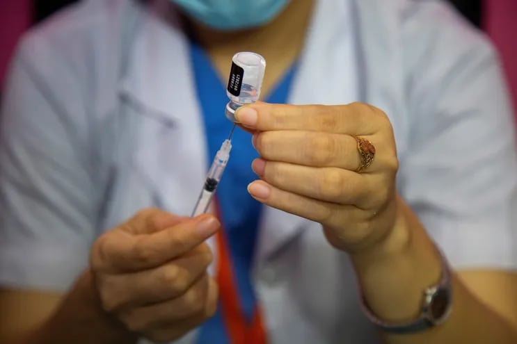 Una trabajadora sanitaria prepara una dosis de la vacuna Pfizer-BioNTech contra el Covid-19.