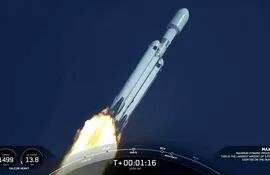 El poderoso cohete Falcon Heavy de la compañía privada SpaceX despegó este martes desde Cabo Cañaveral (Florida) con dos satélites de las Fuerzas Armadas de EE.UU. en su cúspide.