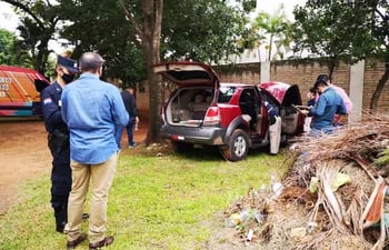 Agentes de Criminalística inspeccionan la camioneta Kia Sorento, hallada en Luque y que fue utilizada por maleantes para un asalto tipo comando.