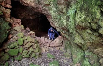 El profesor Lee Berger, paleontólogo, explorador y miembro de The National Geographic Society, saca a la luz el sistema de cuevas Rising Star en The Cradle of Human Kind.