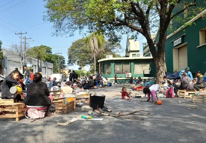 Indígenas ubicados cerca de la entrada a la sede del Indi en Asunción, el pasado martes.