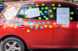 Mensajes de afectada por un vehículo frente a su garaje.