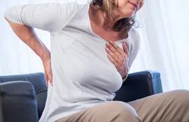 Los dolores de espalda también pueden ser un síntoma de infarto de miocardio. Ante la duda es importante actuar con rapidez.