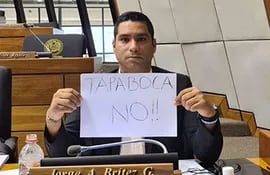 El diputado opositor  Jorge Brítez quiere que el tapabocas no sea de uso obligatorio. Los cartistas quieren suspenderlo.