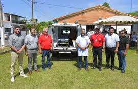 Momento de la entrega de la ambulancia a la USF de Félix Pérez Cardozo a cargo de las autoridades locales.