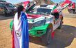 La piloto Andrea Lafarja, con la bandera paraguaya, aguardando el comienzo del Rally Dakar 2022.