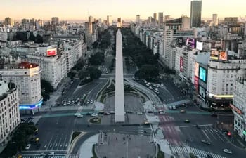 Avenida 9 de julio y el obelisco en Buenos Aires (Argentina).
