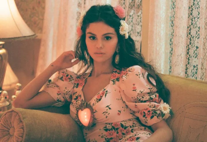 La cantante estadounidense de origen latino Selena Gómez abraza sus raíces con el sencillo "De una vez".