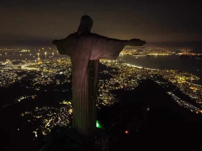 Fotografía tomada por un dron de la estatua del Cristo Redentor con las luces apagadas, hoy en Río de Janeiro (Brasil). El famoso monumento apagó su iluminación en apoyo a la Hora del Planeta 2023, impulsada por la Red WWF con el fin de contrarrestar la crisis climática.
