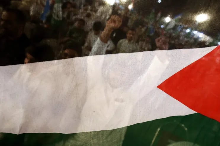 Manifestantes pro-palestinos marchan en Peshawar, Pakistán, el pasado 5 de abril.