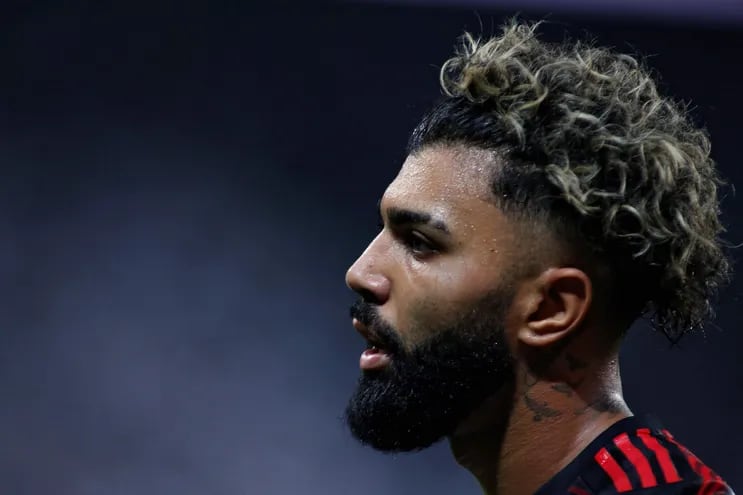 (FILES) Flamengo's Gabriel Barbosa gestures during the Copa Libertadores football tournament quarterfinals all-Brazilian first leg match between Corinthians and Flamengo, at the Arena Corinthians stadium in Sao Paulo, Brazil, on August 2, 2022. Flamengo striker Gabriel Barbosa, better known as Gabigol, was suspended for two years for attempted fraud during an anti-doping test last in 2023, a Brazilian sports court informed on March 25, 2024. (Photo by Miguel Schincariol / AFP)