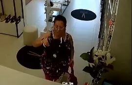 La Policía busca identificar a esta mujer, que hurto una cartera de un local comercial en Luque.