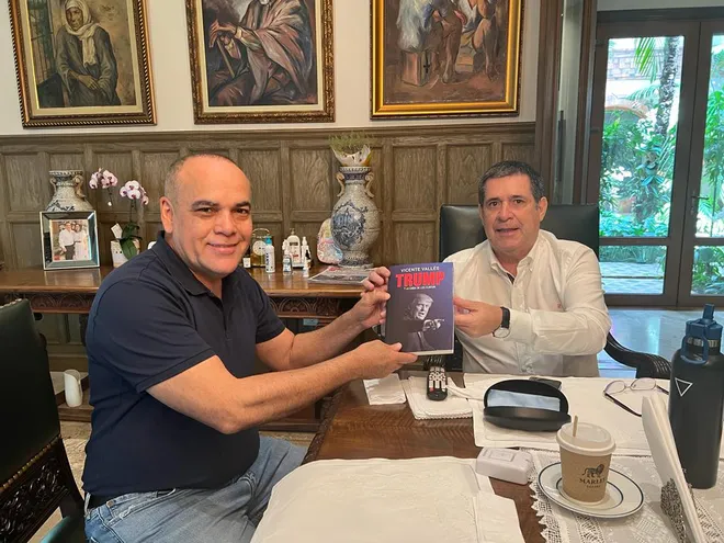 El diputado Basilio "Bachi" Núñez (ANR; HC) obsequió un libro sobre la carrera política de Donald Trump al expresidente Horacio Cartes.