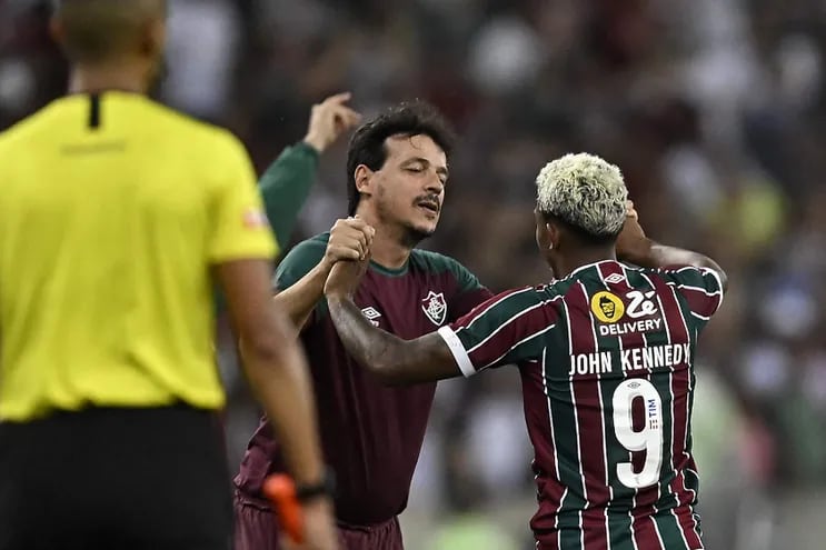 El brasileño John Kennedy (d), jugador del Fluminense, celebra con el técnico Fernando Diniz durante el partido contra Argentinos Juniors por los octavos de final de la Copa Libertadores.