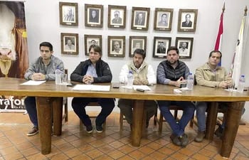 Horacio Méndez; el presidente Braford, Oliver Ferreiro; Marito Pereira, Álvaro Llano y Francisco Peña, de El Rodeo, este viernes e rueda de prensa.