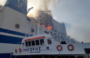 El ferry italiano se incendió en la travesía por el Mar Jónico, en Grecia.