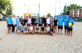 Preselección femenina de hándbol playa, junto a los miembros del cuerpo técnico y de apoyo.