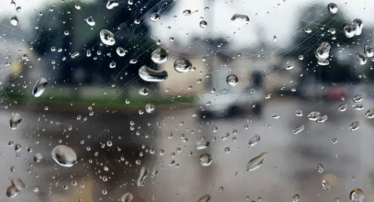 La Dirección de Meteorología anuncia que las lluvias persistirían hasta mañana domingo en el Este del país.