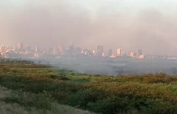 Densa humareda causa el incendio en la zona céntrica de Asunción.