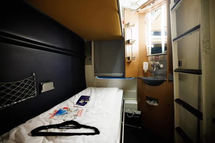 Un compartimiento privado en el tren nocturno Nightjet, que va de Berlín a Bruselas y París.
