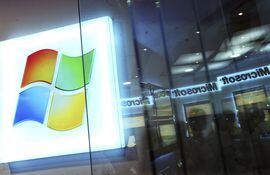 Logotipo de Windows en una tienda de Microsoft en Budapest (Hungría).