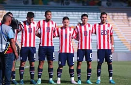 Los jugadores de la selección paraguaya entonan el himno nacional en la previa del partido frente a Perú por la tercera jornada del Grupo B del Preolímpico Venezuela 2024 en el estadio Misael Delgado, en Valencia, Venezuela.