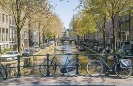 un-canal-en-msterdam-ciudad-en-la-que-no-esta-permitido-abrir-nuevas-tiendas-destinadas-especialmente-a-los-turistas--154456000000-1637151.jpg