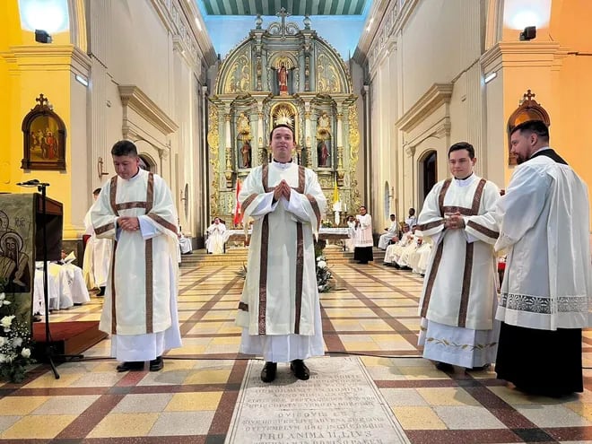 Los nuevos consagrados diáconos para la Arquidiócesis de Asunción.