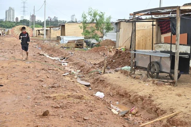 Funcionarios municipales construyeron una suerte de canaletas en el refugio para evitar la inundación cuando llueve.